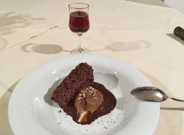עוגה ומוס שוקולד לקינוח, ולצידם משקה לא פחות חשוב - בראוליו (Braulio), ליקר העשבים המריר של האלפים - Amaro Alpino. סיום הולם.