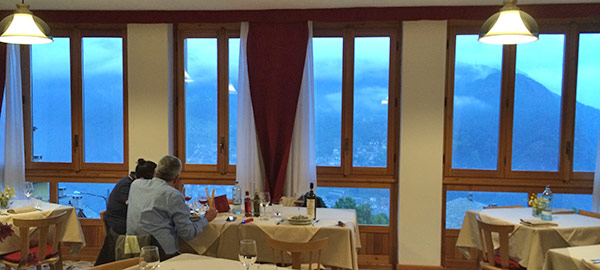 אותו נוף נשקף גם מהחלון הפנורמי בחדר האוכל של המלון.
